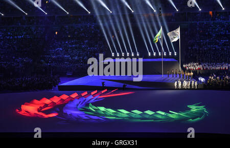 Rio De Janeiro, Brasile. 7 Sep, 2016. Brasiliano della bandiera nazionale e la bandiera del Comitato Paralimpico Internazionale (IPC) vengono sollevati durante la cerimonia di apertura del 2016 Rio Giochi Paralimpici al Maracana Stadium di Rio de Janeiro, Brasile, sul Sett. 7, 2016. Credito: Xia Yifang/Xinhua/Alamy Live News Foto Stock