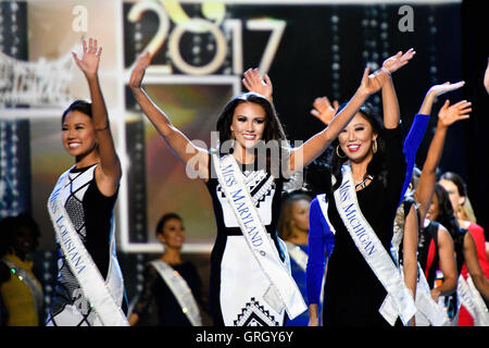 Atlantic City, New Jersey, USA. 7 Sep, 2016. Miss Maryland, HANNAH BREWER, conduce la Miss America contestants giù la pista durante la seconda notte di concorrenza preliminare. Credito: Ricky Fitchett/ZUMA filo/Alamy Live News Foto Stock