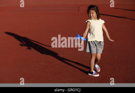 Heihe, Heihe, Cina. 8 Sep, 2016. Heihe, Cina- 27 Agosto 2016: (solo uso editoriale. Cina OUT) Tangtang, un 6-year-old girl, gioca in uno stadio in Heihe, nordest Cina¡Â¯s Heilongjiang Provincia il 27 agosto 2016. Tangtang sogna di diventare un campione del mondo un giorno. Ispirato dal Rio Giochi, Tangtang decide di andare a scuola a piedi e le pratiche che viene eseguito ogni giorno. © SIPA Asia/ZUMA filo/Alamy Live News Foto Stock