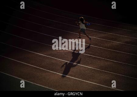 Heihe, Heihe, Cina. 8 Sep, 2016. Heihe, Cina- 27 Agosto 2016: (solo uso editoriale. Cina OUT) Tangtang, un 6-year-old girl, corre a stadium di Heihe, nordest Cina¡Â¯s Heilongjiang Provincia il 27 agosto 2016. Tangtang sogna di diventare un campione del mondo un giorno. Ispirato dal Rio Giochi, Tangtang decide di andare a scuola a piedi e le pratiche che viene eseguito ogni giorno. © SIPA Asia/ZUMA filo/Alamy Live News Foto Stock