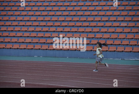 Heihe, Heihe, Cina. 8 Sep, 2016. Heihe, Cina- 27 Agosto 2016: (solo uso editoriale. Cina OUT) Tangtang, un 6-year-old girl, corre a stadium di Heihe, nordest Cina¡Â¯s Heilongjiang Provincia il 27 agosto 2016. Tangtang sogna di diventare un campione del mondo un giorno. Ispirato dal Rio Giochi, Tangtang decide di andare a scuola a piedi e le pratiche che viene eseguito ogni giorno. © SIPA Asia/ZUMA filo/Alamy Live News Foto Stock