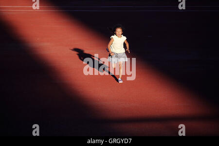 Heihe, Heihe, Cina. 8 Sep, 2016. Heihe, Cina- 27 Agosto 2016: (solo uso editoriale. Cina OUT) Tangtang, un 6-year-old girl, corre a stadium di Heihe, nordest Cina¡Â¯s Heilongjiang Provincia il 27 agosto 2016. Tangtang sogna di diventare un campione del mondo un giorno. Ispirato dal Rio Giochi, Tangtang decide di andare a scuola a piedi e le pratiche che viene eseguito ogni giorno. © SIPA Asia/ZUMA filo/Alamy Live News Foto Stock