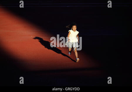 Heihe, Heihe, Cina. 8 Sep, 2016. Heihe, Cina- 27 Agosto 2016: (solo uso editoriale. Cina OUT) Tangtang, un 6-year-old girl, corre a stadium di Heihe, nordest Cina¡Â¯s Heilongjiang Provincia il 27 agosto 2016. Tangtang sogna di diventare un campione del mondo un giorno. Ispirato dal Rio Giochi, Tangtang decide di andare a scuola a piedi e le pratiche che viene eseguito ogni giorno. © SIPA Asia/ZUMA filo/Alamy Live News Foto Stock