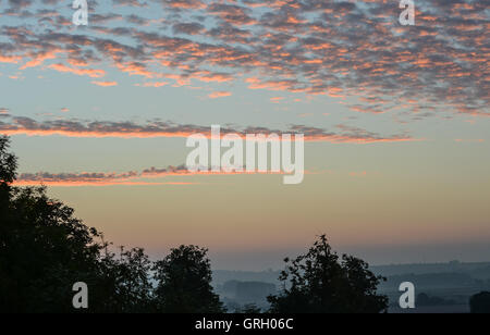 Burton Lazars, Leicestershire, Regno Unito. 8 Settembre, 2016. I residenti si è svegliato di una splendida alba di oggi con una gamma di vivaci colori, cielo rosso al mattino, pastore dell' avviso di un vecchio meteo dicendo spesso utilizzato a sunrise Credito: Clifford Norton/Alamy Live News Foto Stock