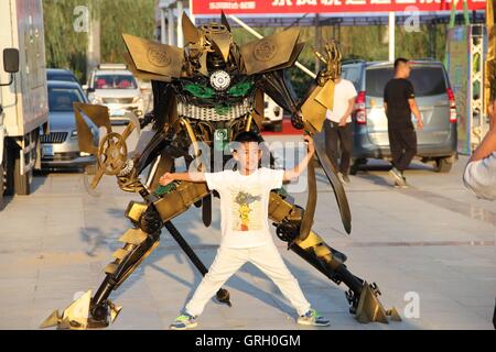 Binzhou, Binzhou, Cina. 8 Sep, 2016. Binzhou, Cina-?7 Settembre 2016:?(Editorial?uso?Solo.?CINA?OUT) abbandonato ricambi auto sono trasformati in acciaio creative statue di figure animate a Binzhou International Expo Center di Binzhou, Oriente Cina¡Â¯s Provincia di Shandong. Le persone possono vedere in acciaio vivaci statue di figure animate di expo center, che è stata fatta da abbandonato ricambi auto. © SIPA Asia/ZUMA filo/Alamy Live News Foto Stock