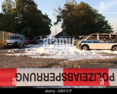 Magdeburg, Germania. 8 Sep, 2016. Diversi incendiate automobili, comprese le automobili della polizia federale e la Deutsche Bahn, può essere visto presso la stazione centrale di Magdeburgo, Germania, 8 settembre 2016. 18 automobili sono state bruciando durante la notte di mercoledì per motivi di polizia federale. La polizia sospetta un incendio doloso. Foto: PETER GERCKE/dpa/Alamy Live News Foto Stock