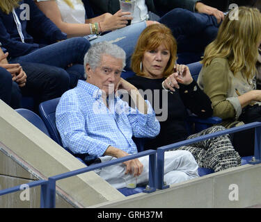 New York, Stati Uniti d'America. Il 7 settembre, 2016. Regis Philbin e gioia Philbin sono visto la visione di Serena Williams Vs Simona Halep sulla Arthur Ashe Stadium dell'USTA Billie Jean King National Tennis Center il 7 settembre 2016 nel lavaggio delle regine. Credito: MediaPunch Inc/Alamy Live News Foto Stock