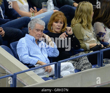 New York, Stati Uniti d'America. Il 7 settembre, 2016. Regis Philbin e gioia Philbin sono visto la visione di Serena Williams Vs Simona Halep sulla Arthur Ashe Stadium dell'USTA Billie Jean King National Tennis Center il 7 settembre 2016 nel lavaggio delle regine. Credito: MediaPunch Inc/Alamy Live News Foto Stock