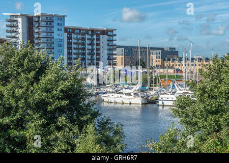 Fiume Ely e Cardiff Marina con barche ormeggiate e nuovi blocchi di appartamenti in Galles del Sud Foto Stock