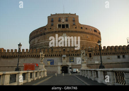 Roma, il mausoleo di Adriano, noto come Castel Sant'Angelo all'alba attraverso il Ponte degli Angeli Foto Stock