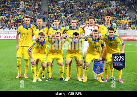 I giocatori di Ucraina nazionale di calcio posa per una foto di gruppo prima della partita contro la Macedonia a Lviv Arena Foto Stock