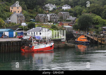 Barca da pesca e di salvataggio nel porto di oban scozia settembre 2016 Foto Stock