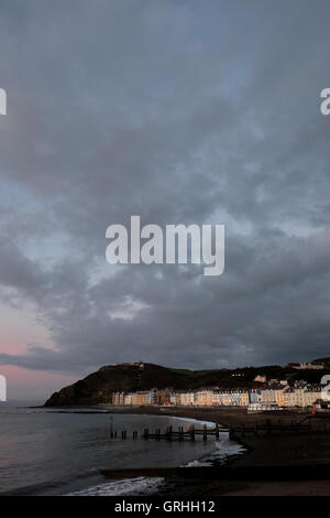 Aberystwyth lungomare, guardando la spiaggia nord di Constitution Hill da oltre il molo. Foto Stock