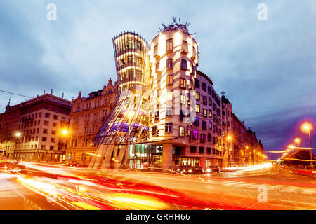 La Casa danzante progettato da Frank Gehry, Praga, Repubblica Ceca, Europa Foto Stock