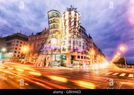 La Casa danzante progettato da Frank Gehry, Praga, Repubblica Ceca, Europa Foto Stock