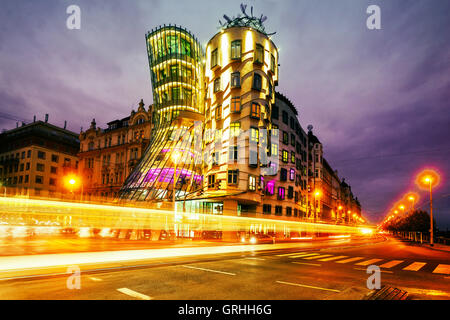 La Dancing House, progettata da Frank Gehry, costruisce la notte di Praga, Repubblica Ceca, Europa occupata Foto Stock