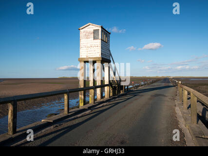 La causeway a Isola Santa, Northumberland England Regno Unito Foto Stock