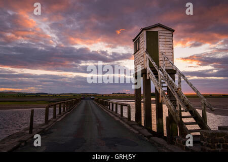Tramonto all'emergenza torre di avvistamento sull Isola Santa, Northumberland England Regno Unito Foto Stock