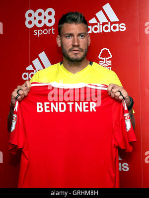 Il Nottingham Forest è di nuovo la firma di Nicklas Bendtner durante un photocall presso la città Massa, Nottingham. Foto Stock