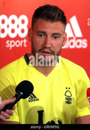 Il Nottingham Forest è di nuovo la firma di Nicklas Bendtner durante un photocall presso la città Massa, Nottingham. Foto Stock