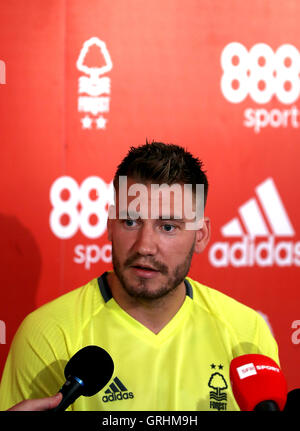 Il Nottingham Forest è di nuovo la firma di Nicklas Bendtner durante un photocall presso la città Massa, Nottingham. Foto Stock