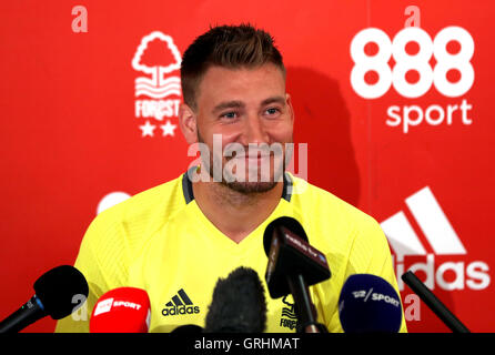 Il Nottingham Forest è di nuovo la firma di Nicklas Bendtner durante un photocall presso la città Massa, Nottingham. Foto Stock