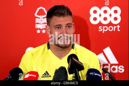 Il Nottingham Forest è di nuovo la firma di Nicklas Bendtner durante un photocall presso la città Massa, Nottingham. Foto Stock