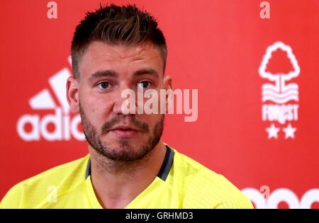 Il Nottingham Forest è di nuovo la firma di Nicklas Bendtner durante un photocall presso la città Massa, Nottingham. Foto Stock