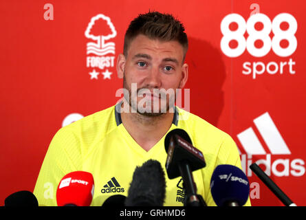 Il Nottingham Forest è di nuovo la firma di Nicklas Bendtner durante un photocall presso la città Massa, Nottingham. Foto Stock