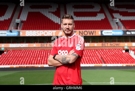 Il Nottingham Forest è di nuovo la firma di Nicklas Bendtner durante un photocall presso la città Massa, Nottingham. Foto Stock