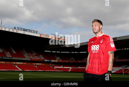 Il Nottingham Forest è di nuovo la firma di Nicklas Bendtner durante un photocall presso la città Massa, Nottingham. Foto Stock