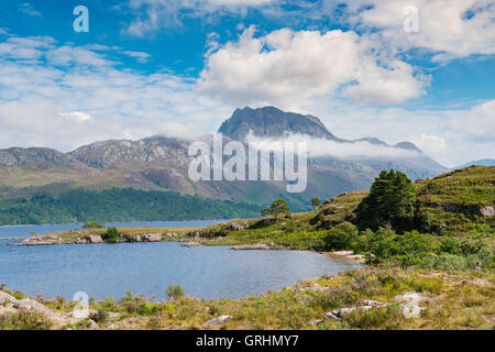 Vista della montagna Slioch e Loch Maree in Wester Ross, Scotland, Regno Unito Foto Stock