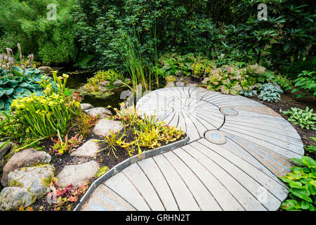 Giardino e laghetto in giardino Inverewe , Wester Ross, Scotland Regno Unito Foto Stock