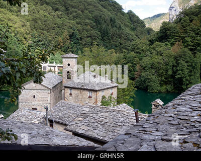 Ex villaggio abbandonato essendo 'reinventato'. Isola Santa in Garfagnana regione dell'Italia. Foto Stock