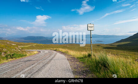 Autostrada remoto e mountain pass Bealach na Ba sulla penisola di Applecross, Wester Ross, costa nord 500 itinerario turistico, Scozia Foto Stock