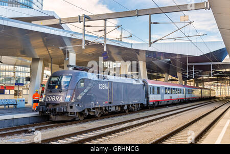 Treni passeggeri in Wien stazione Hauptbahnhof. Foto Stock