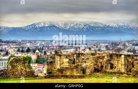 Vista di Kutaisi dalla cattedrale di Bagrati Foto Stock