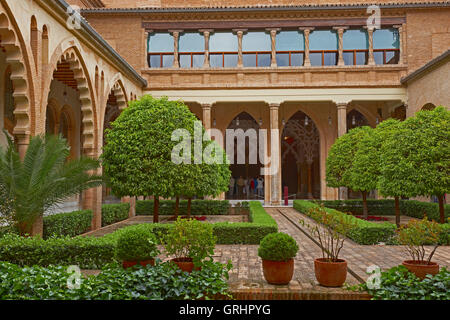 La Castillo de la Aljafería, Santa Isabel cortile, Saragozza, Castillo de la Aljafería Palace. Cortes de Arag-n, parlamento autonomo, Saragozza, Aragona, Sp Foto Stock