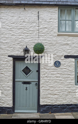 Facciata di un vecchio bungalow a schiera nel villaggio Kingsthorpe, Northampton, Regno Unito Foto Stock