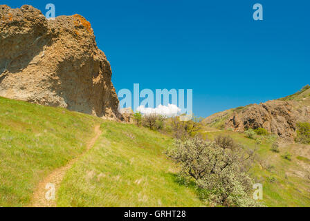 Paesaggio di primavera in montagna - percorso in Kara-Dag riserva naturale della penisola di Crimea Foto Stock