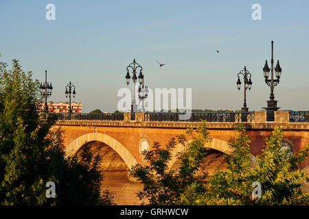 Pont de Pierre (Ponte di Pietra) Bordeaux, Gironde, Aquitania, in Francia, in Europa Foto Stock