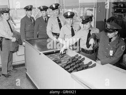 Energia nucleare dipartimento poliziotti di controllare le loro 38 calibro rivoltelle prima della pratica presso il poligono di tiro a materie prime per mangimi centro di produzione o Fernald 1959 in Crosby Township, Ohio. Fernando prodotto uranio utilizzato nella bomba nucleare di produzione fino al 1989. Foto Stock