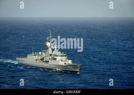 Royal Australian Navy Classe Anzac frigate HMAS Warramunga cuoce a vapore in stretta formazione durante il cerchio della Pacific esercizi Luglio 28, 2016 in e intorno alle Isole Hawaii e la California del Sud. Foto Stock