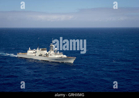 Royal Canadian Navy Halifax-classe fregata di Sua Maestà nave canadese HMCS Vancouver cuoce a vapore in stretta formazione durante il cerchio della Pacific esercizi Luglio 28, 2016 in e intorno alle Isole Hawaii e la California del Sud. Foto Stock