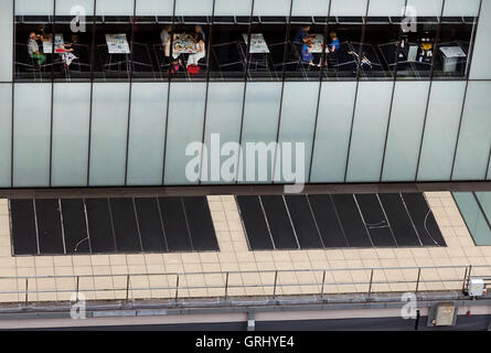 Diners in Tate Modern ristorante visto da interruttore estensione House, Londra Foto Stock