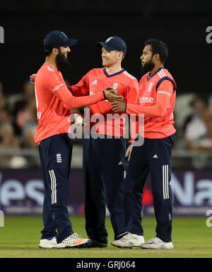 L'Inghilterra del Adil Rashid (destra) festeggia con Moeen Ali (sinistra) e Eoin Morgan dopo aver preso il paletto di Il pakistan Sharjeel Khan, durante la Natwest T20 corrispondono a Old Trafford, Manchester. Foto Stock