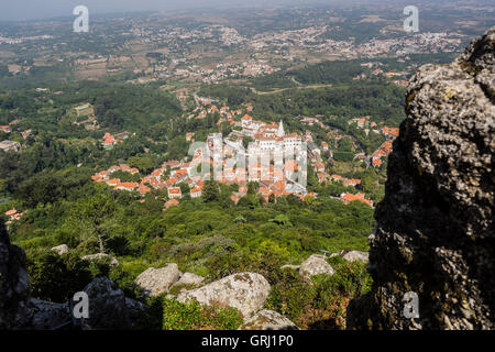 Guardando verso il basso sulla città di Sintra dal Castello dei Mori. Foto Stock