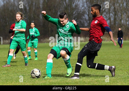 Boston Celtics (verdi) vs Regents Park Rovers, Hackney & Leyton Domenica League calcio a Hackney Marshes il 27 marzo 2016 Foto Stock