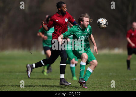 Boston Celtics (verdi) vs Regents Park Rovers, Hackney & Leyton Domenica League calcio a Hackney Marshes il 27 marzo 2016 Foto Stock