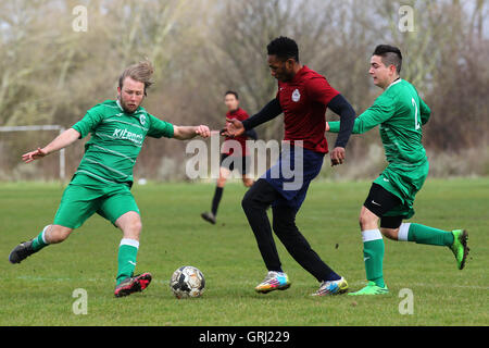 Boston Celtics (verdi) vs Regents Park Rovers, Hackney & Leyton Domenica League calcio a Hackney Marshes il 27 marzo 2016 Foto Stock